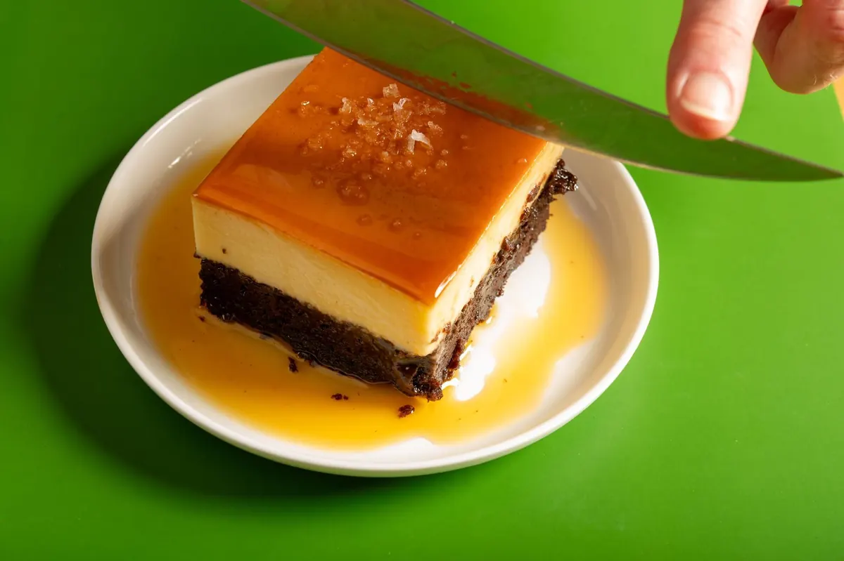 Flan being sliced on a green set